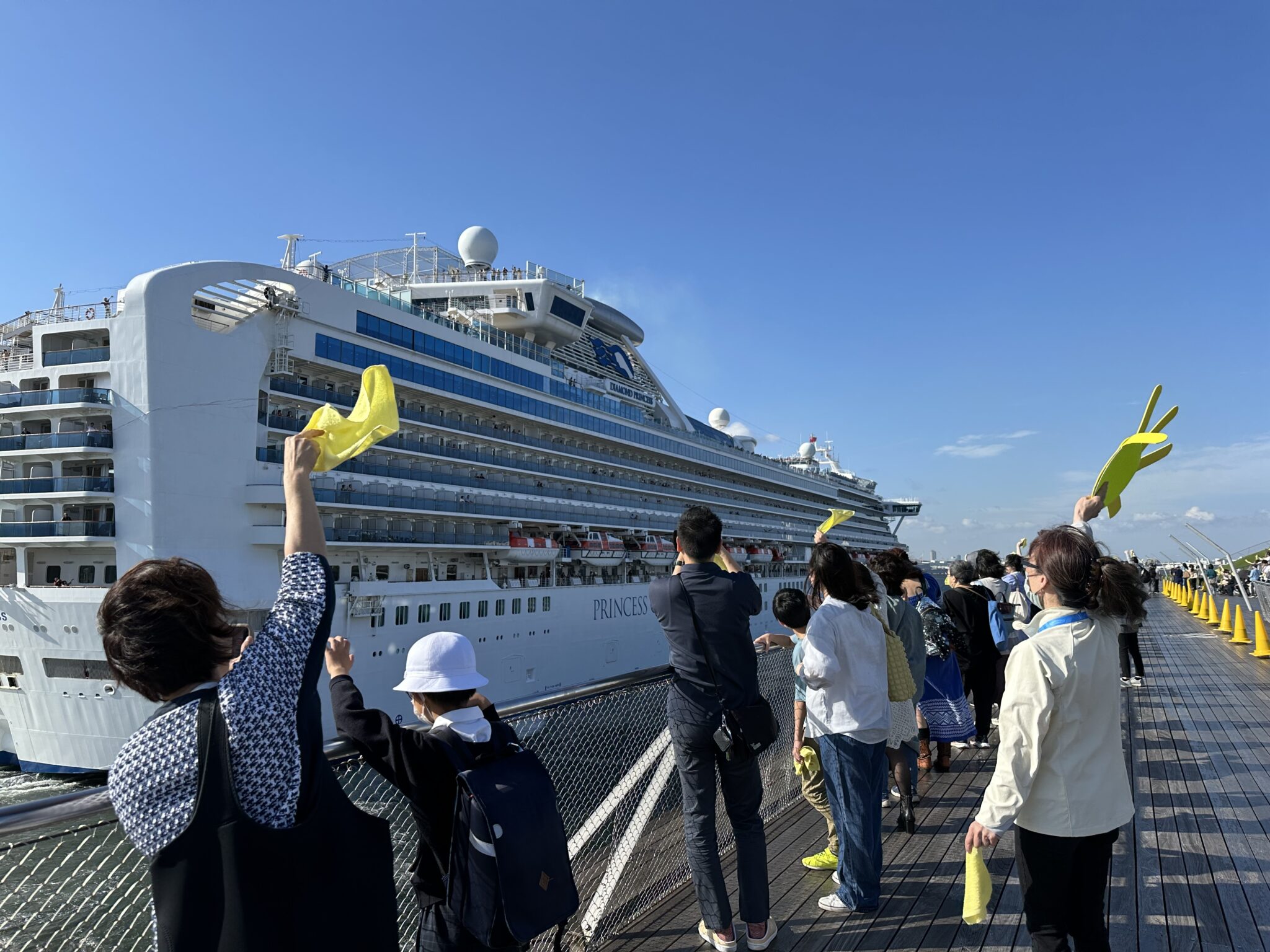 大さん橋から出港する客船を見送る人々