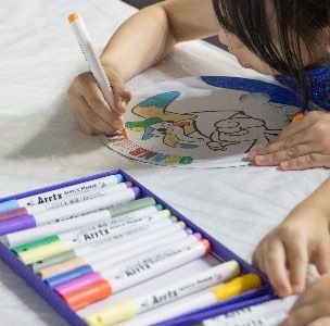 うちわに色を塗る様子